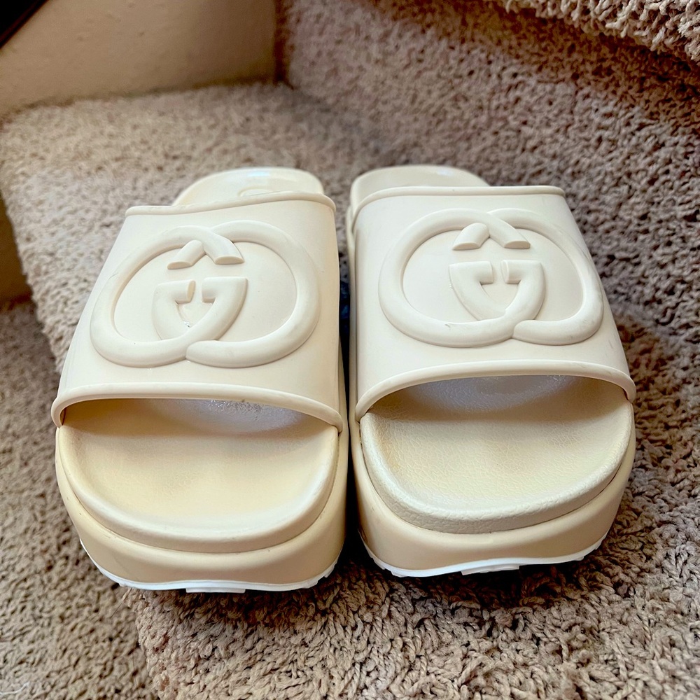 GUCCI Womens Gg print platform slide sandals